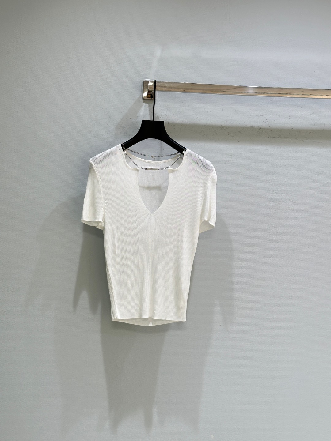 High-Quality Women’s Clothes: New King’s T-Shirt with V-Collar and Logo Chain - 图片 2