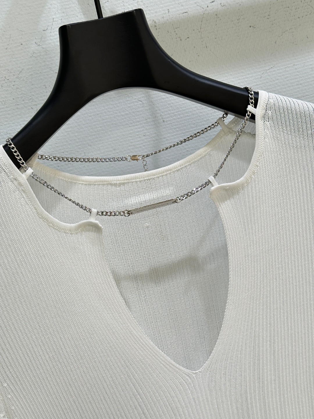 High-Quality Women’s Clothes: New King’s T-Shirt with V-Collar and Logo Chain - 图片 3