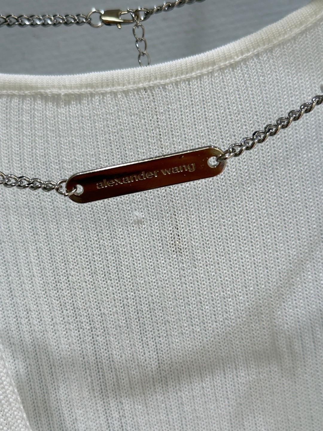 High-Quality Women’s Clothes: New King’s T-Shirt with V-Collar and Logo Chain - 图片 4