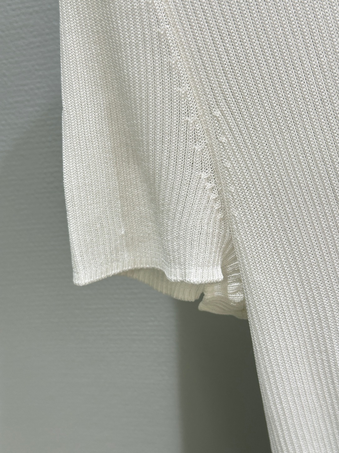 High-Quality Women’s Clothes: New King’s T-Shirt with V-Collar and Logo Chain - 图片 6