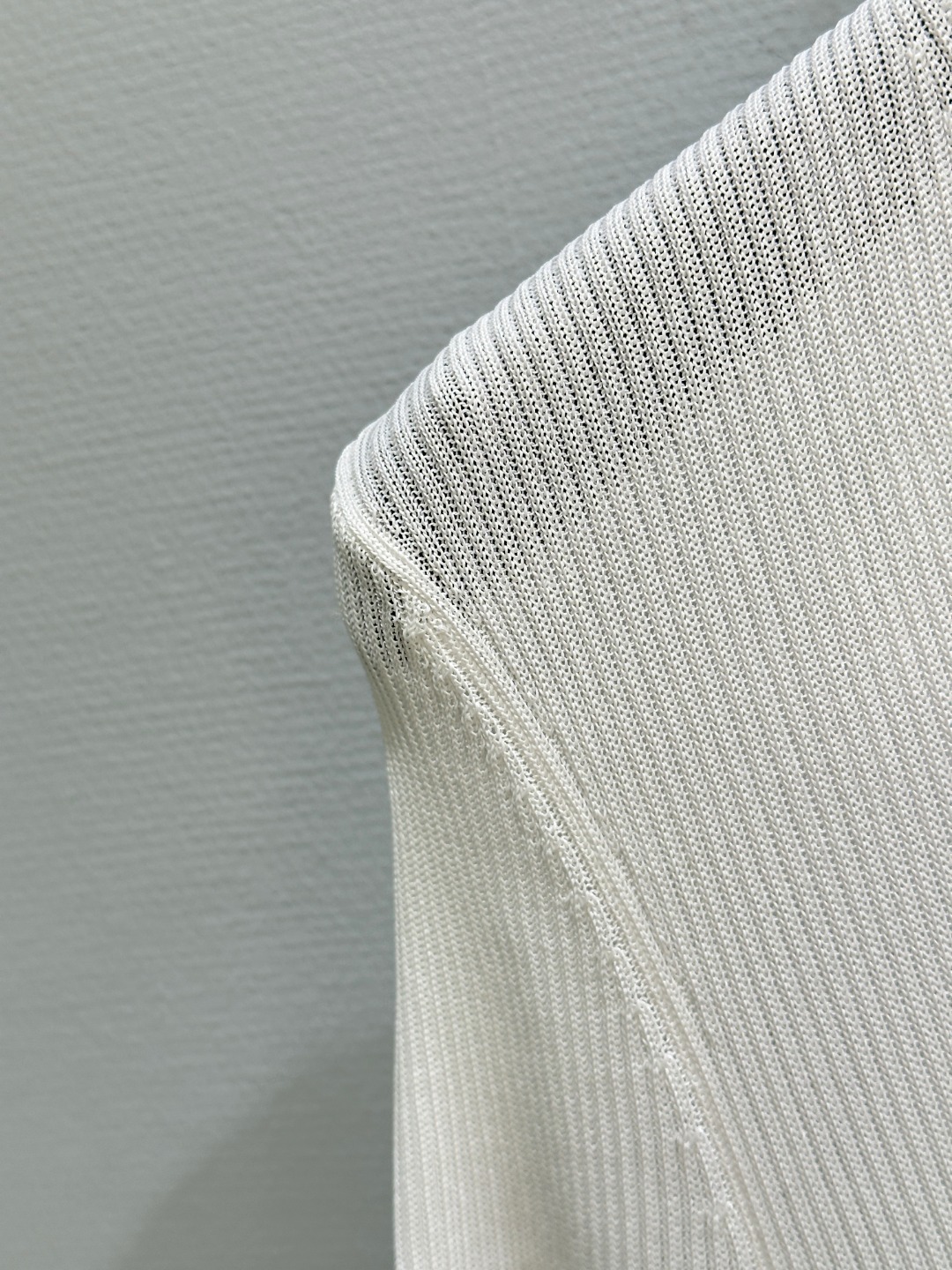 High-Quality Women’s Clothes: New King’s T-Shirt with V-Collar and Logo Chain - 图片 5