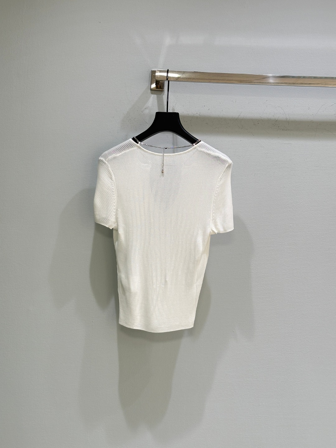 High-Quality Women’s Clothes: New King’s T-Shirt with V-Collar and Logo Chain - 图片 7