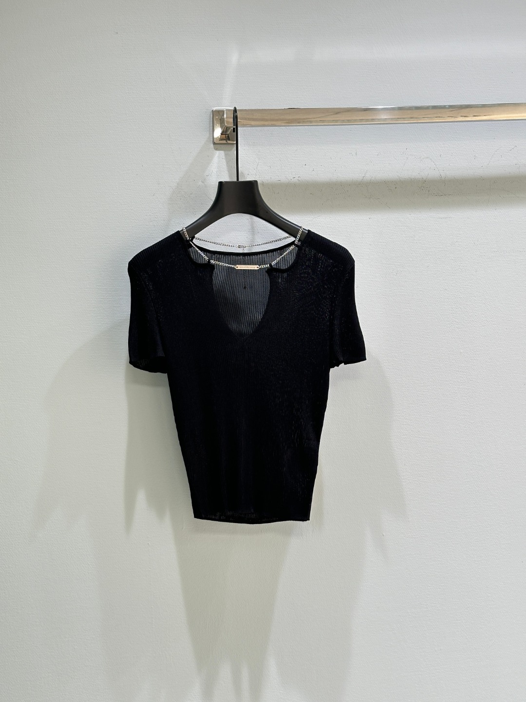 High-Quality Women’s Clothes: King’s New T-Shirt with V-Collar Design and Chain Logo - 图片 3