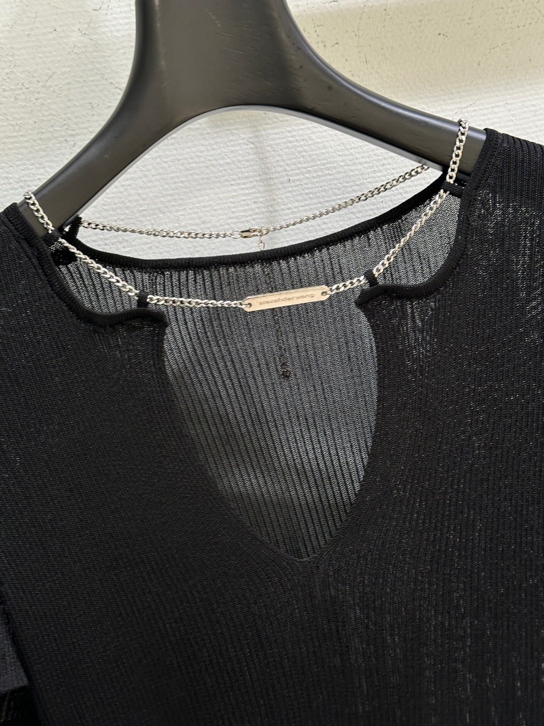 High-Quality Women’s Clothes: King’s New T-Shirt with V-Collar Design and Chain Logo - 图片 4