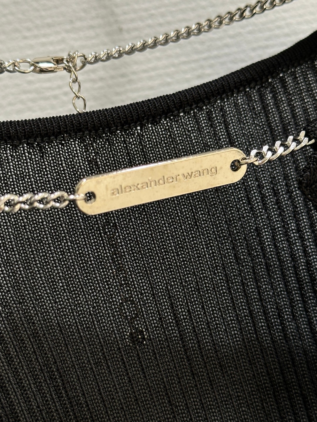 High-Quality Women’s Clothes: King’s New T-Shirt with V-Collar Design and Chain Logo - 图片 5