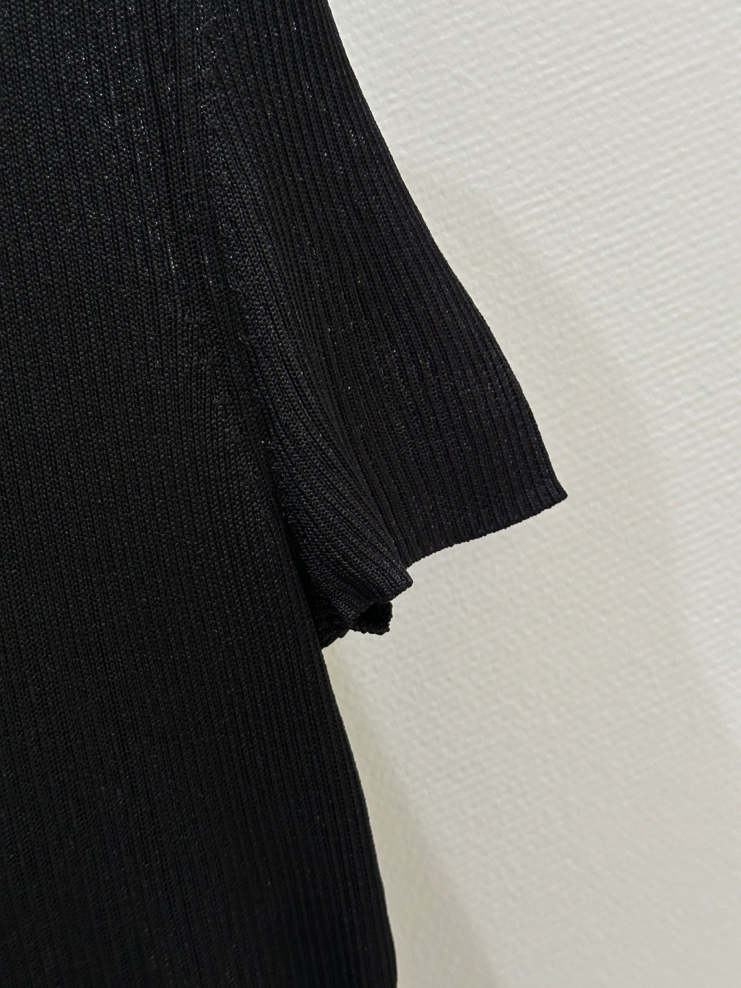 High-Quality Women’s Clothes: King’s New T-Shirt with V-Collar Design and Chain Logo - 图片 6