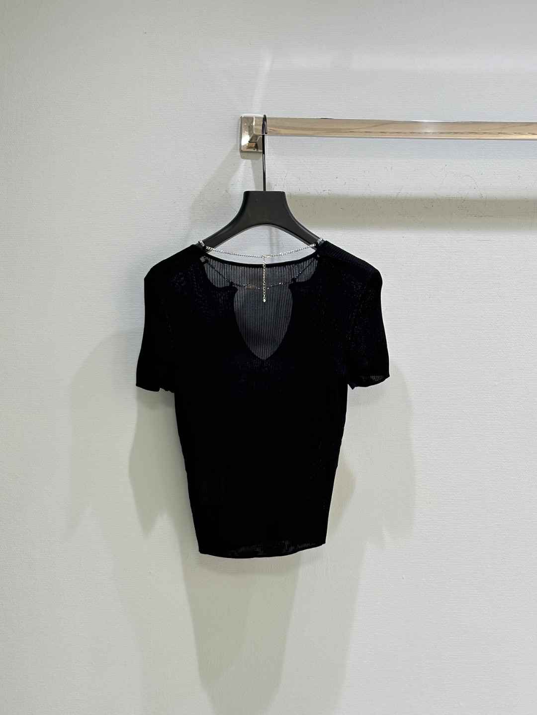 High-Quality Women’s Clothes: King’s New T-Shirt with V-Collar Design and Chain Logo - 图片 7