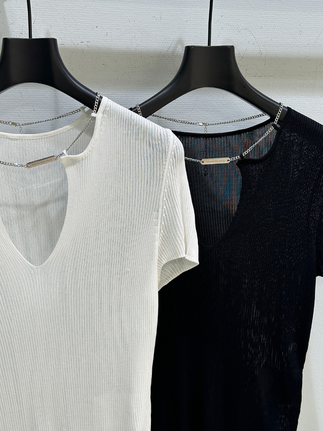 High-Quality Women’s Clothes: King’s New T-Shirt with V-Collar Design and Chain Logo - 图片 2