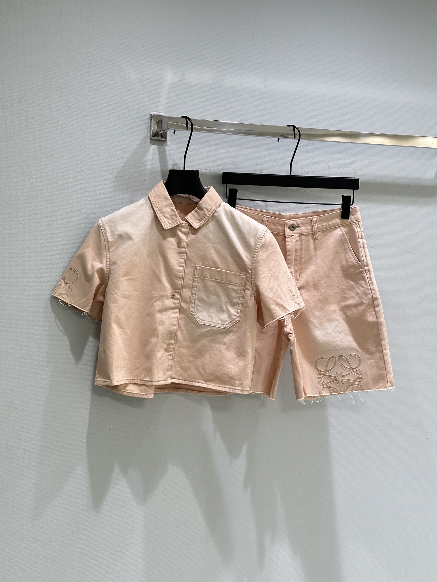 “Loewe 25SS Women’s Suit and Anagram Logo Shorts for Summer Fashion” - 图片 1