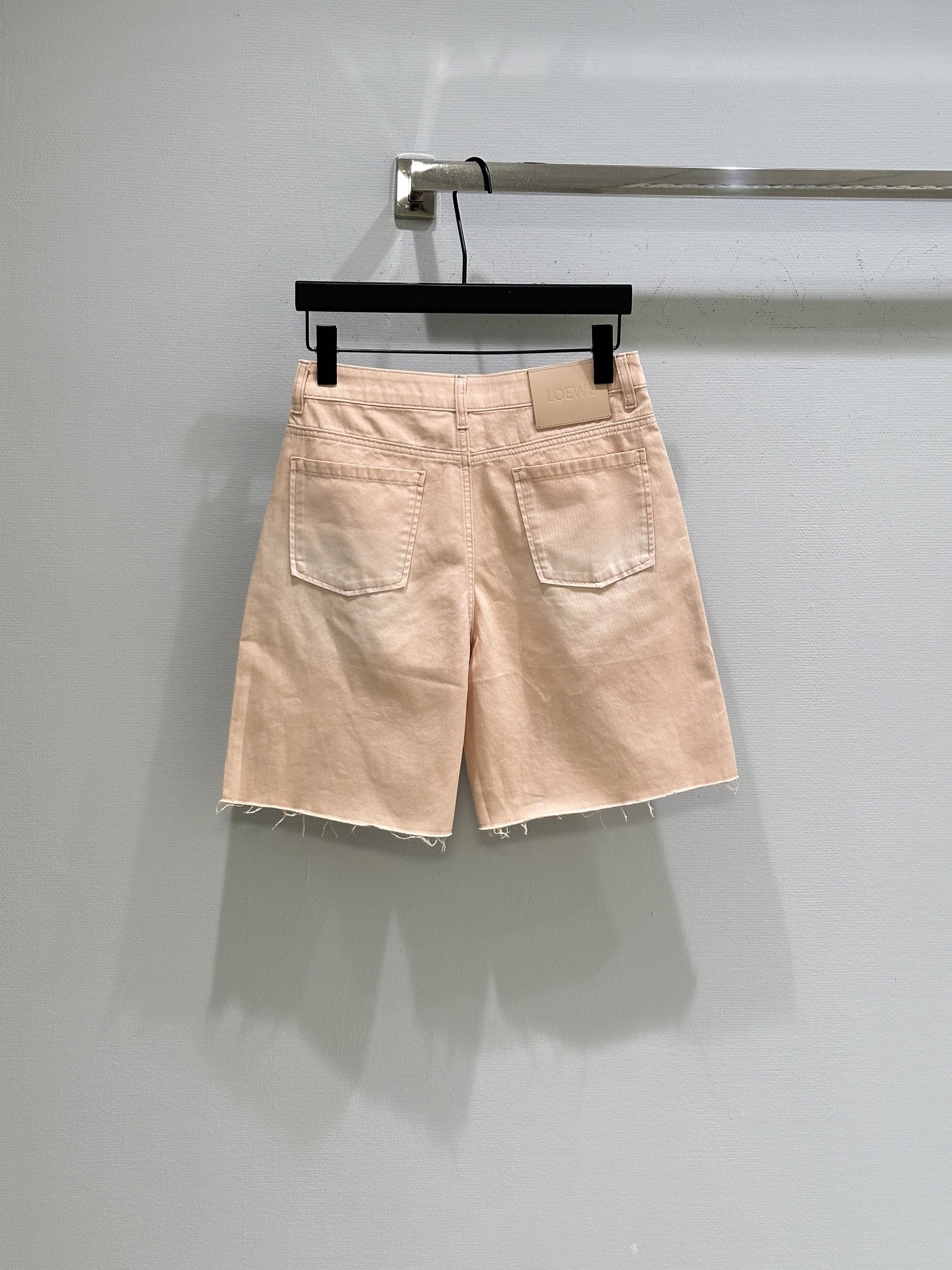 “Loewe 25SS Women’s Suit and Anagram Logo Shorts for Summer Fashion” - 图片 7