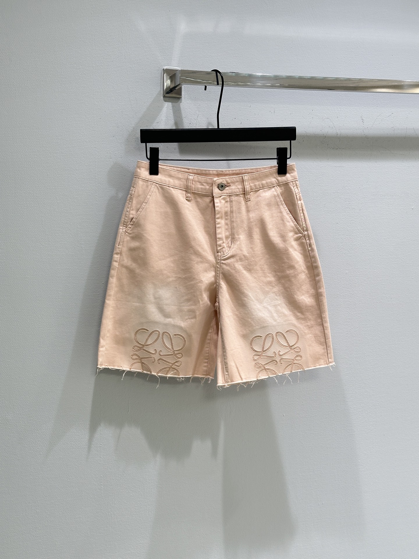 “Loewe 25SS Women’s Suit and Anagram Logo Shorts for Summer Fashion” - 图片 2