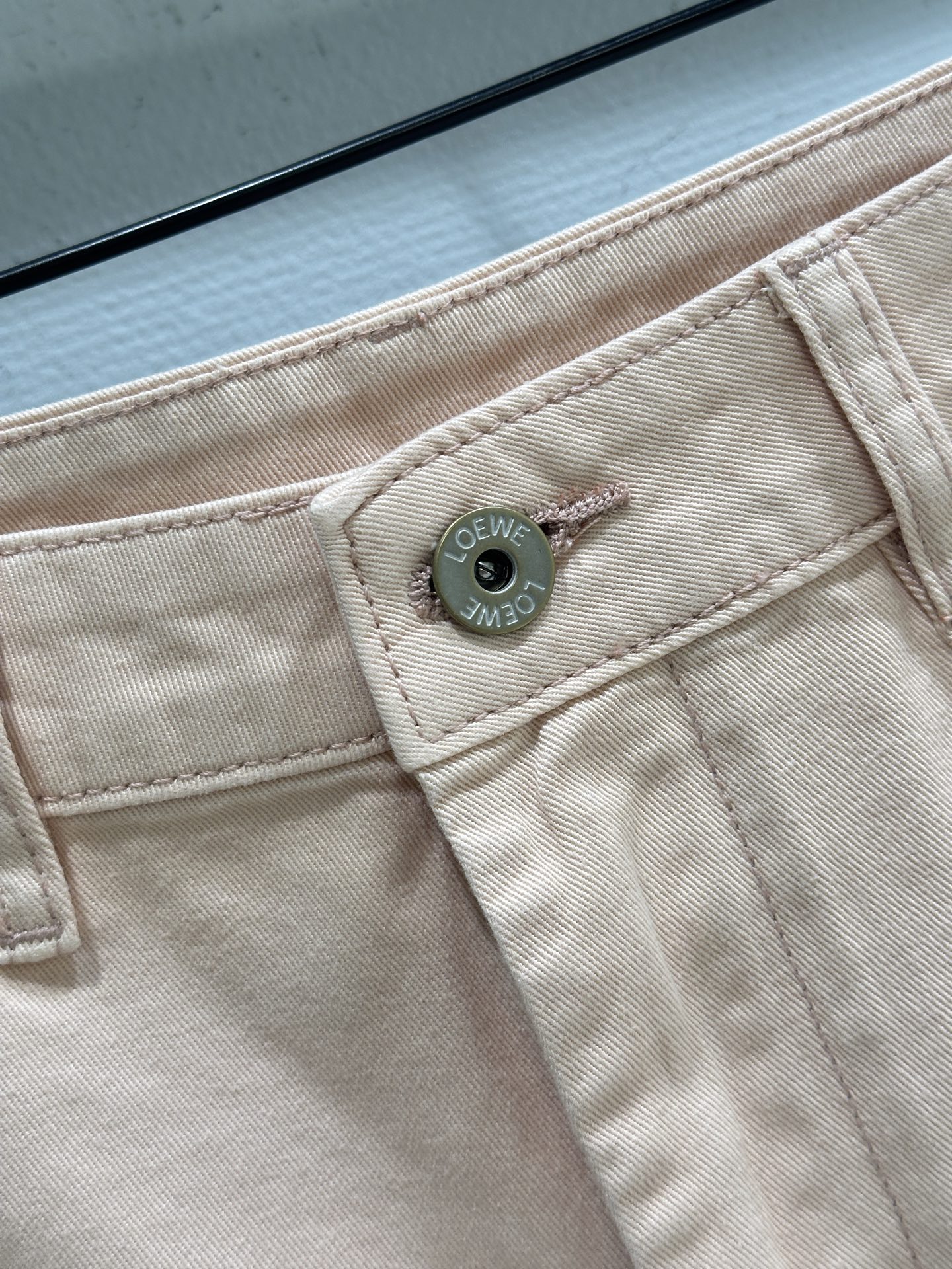 “Loewe 25SS Women’s Suit and Anagram Logo Shorts for Summer Fashion” - 图片 3