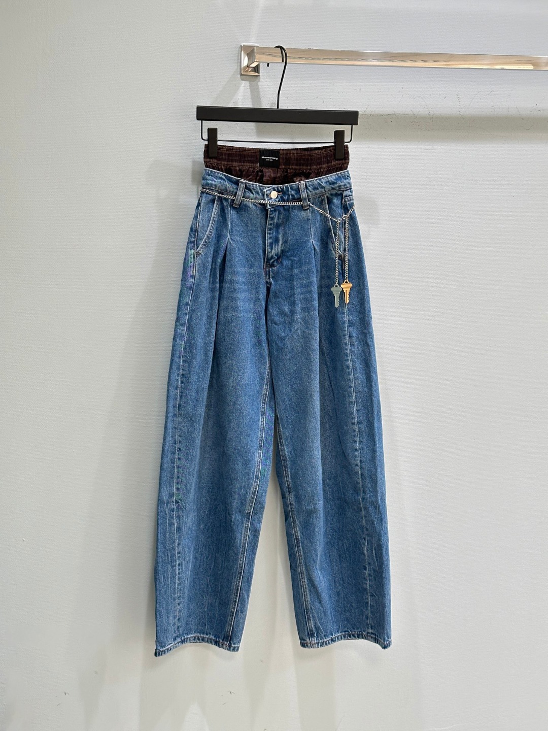 “Stylish Women’s Suit with Lantern Jeans for Summer Fashion” - 图片 2