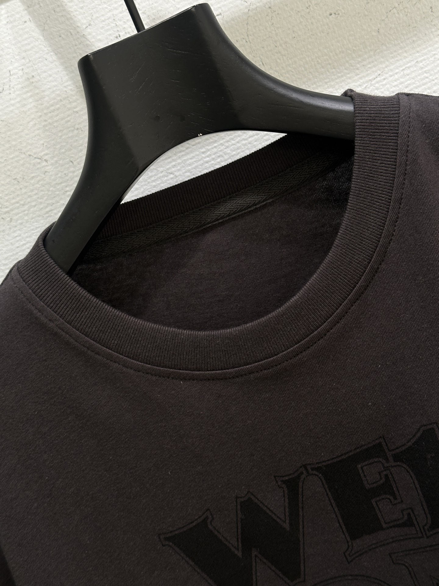 New Single-Rate Female Suit with Unique “WE11 DON*” Letter Mark - 图片 3