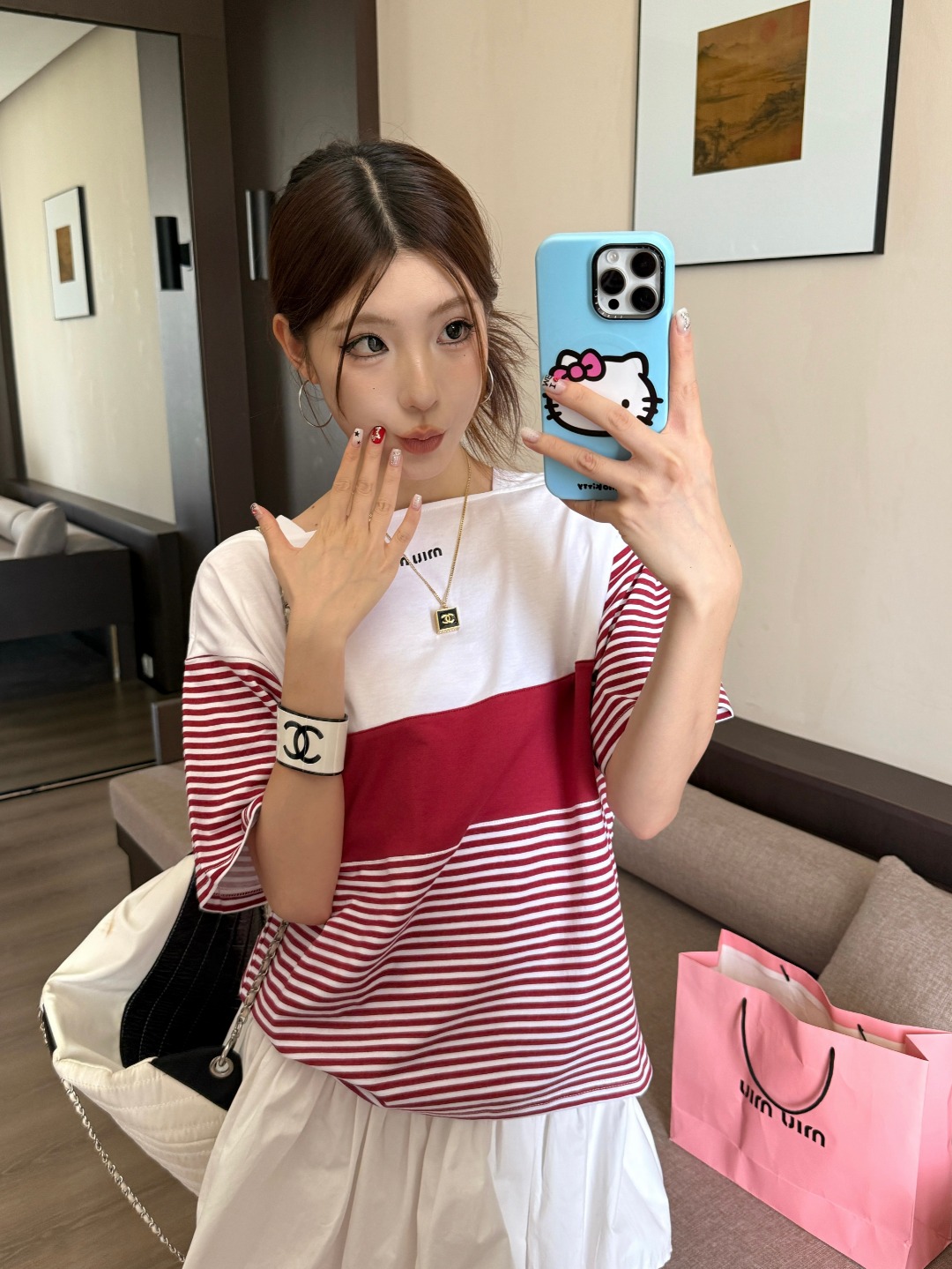 NO:454613,Miumi* 25Fw early autumn new style striped spliced ​​one-shoulder short-sleeved T-shirt | Exclusive yb development!  High-end production!  Imported cotton poplin material is breathable and comfortable, full of texture, loose one-shoulder short-sleeved cut, the upper body presents a casual and lazy style, the upper body is plain and red and white stripes intertwined, flat high neckline, combined with letter logo, adds a beautiful and casual feeling to the outfit, and is fashionable in one wear, highlights the brand style, made of gram-weight pure cotton, comfortable and easy to wear, and age-reducing style!  Workmanship quality depends on the details. S/M/L is available in stock, miumiu, T-shirt,tees, t-shirt,alexander wang19860909Miumi* 25Fw早秋新款 条纹拼接一字肩短袖T恤丨独家yb开发！高版出品！进口棉府绸材质 透气舒适 质感十足 宽松一字肩短袖裁剪 上身呈现休闲慵懒的穿搭格调 上半身素色下半身红白条纹粗细交错 平口高领边 配合字母徽标 增加穿搭美高休闲感 单穿内搭都出彩时髦 凸显品牌格调 采用克重纯棉制成 舒适好穿 减龄洋气！做工品质看细节.现货发售S/M/L,,miumiu,T-shirt,tees，t-shirt,alexander wang,Women's clothing