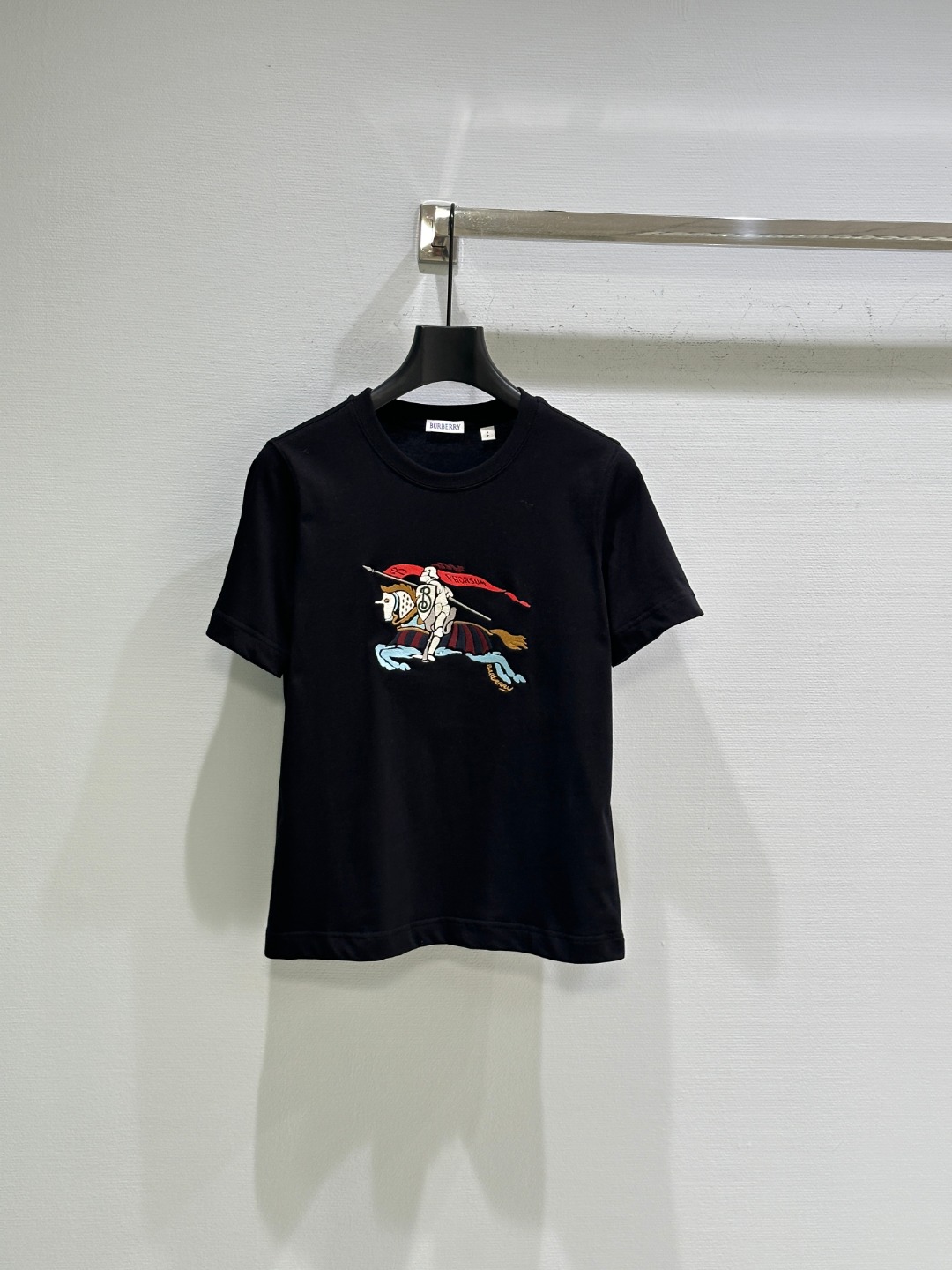 “New Arrival: Knights of Barbolis Embroidered T-Shirt – Classic, Durable, and Stylish” - 图片 2