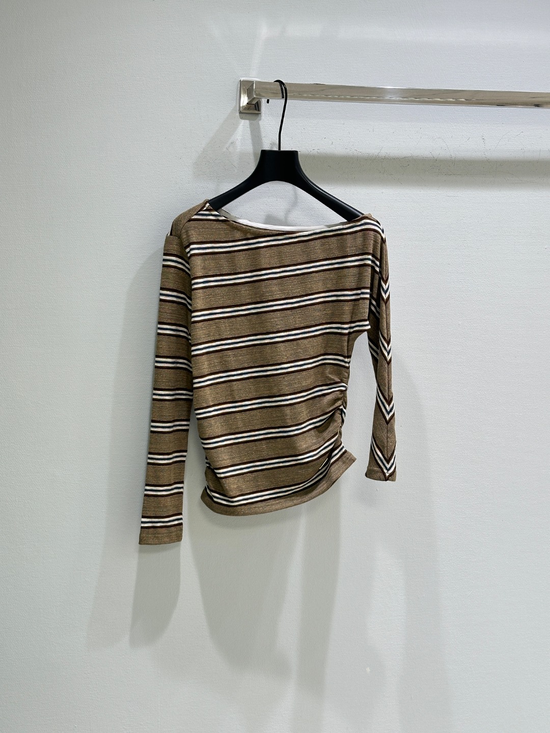 New P368 Single Hard-Core Female Suit with Unique Design and Classic Stripes - 图片 3