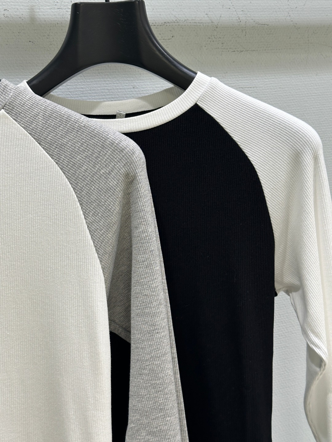 Title: Women’s Single Hard-Core Suit with Embroidered Brand Logo Summary: New SS women’s suit with embroidered logo on neck and sleeves, soft fabric in black and white sizes SML. - 图片 1