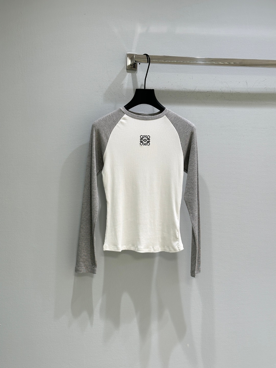 Title: Women’s Single Hard-Core Suit with Embroidered Brand Logo Summary: New SS women’s suit with embroidered logo on neck and sleeves, soft fabric in black and white sizes SML. - 图片 2