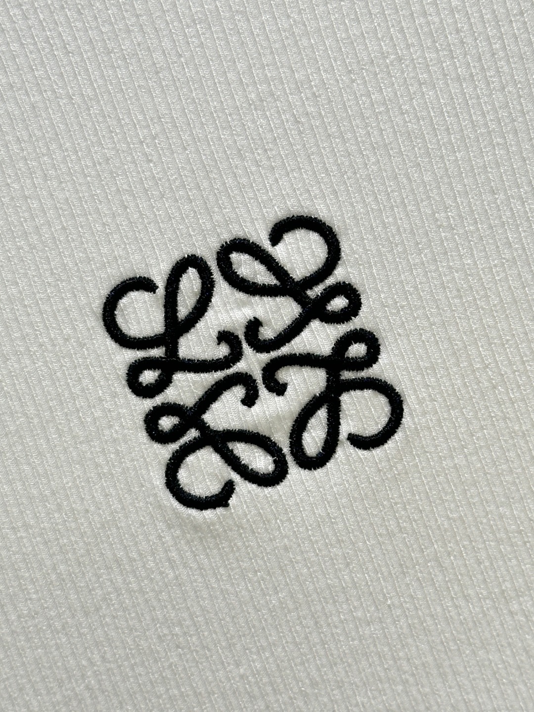 Title: Women’s Single Hard-Core Suit with Embroidered Brand Logo Summary: New SS women’s suit with embroidered logo on neck and sleeves, soft fabric in black and white sizes SML. - 图片 4