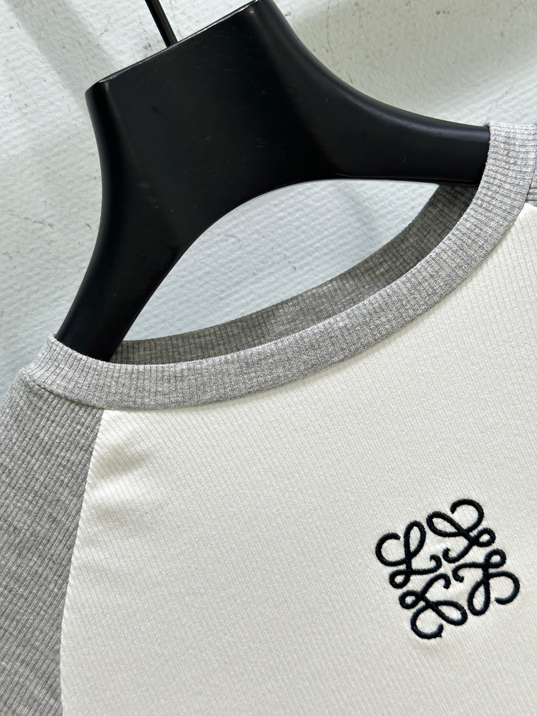 Title: Women’s Single Hard-Core Suit with Embroidered Brand Logo Summary: New SS women’s suit with embroidered logo on neck and sleeves, soft fabric in black and white sizes SML. - 图片 3