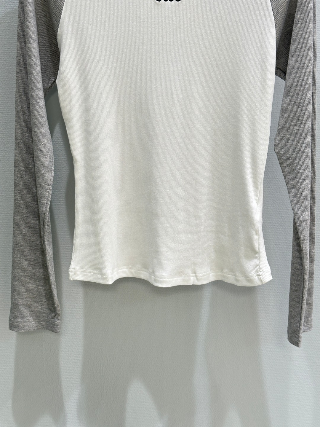 Title: Women’s Single Hard-Core Suit with Embroidered Brand Logo Summary: New SS women’s suit with embroidered logo on neck and sleeves, soft fabric in black and white sizes SML. - 图片 5