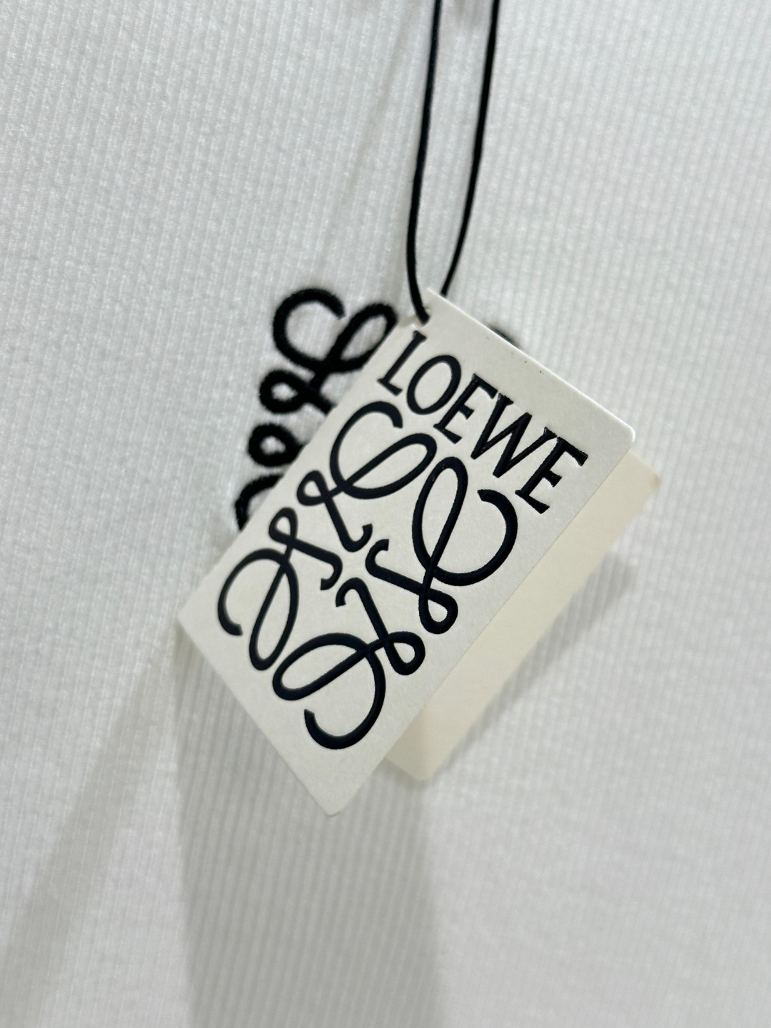 Title: Women’s Single Hard-Core Suit with Embroidered Brand Logo Summary: New SS women’s suit with embroidered logo on neck and sleeves, soft fabric in black and white sizes SML. - 图片 6