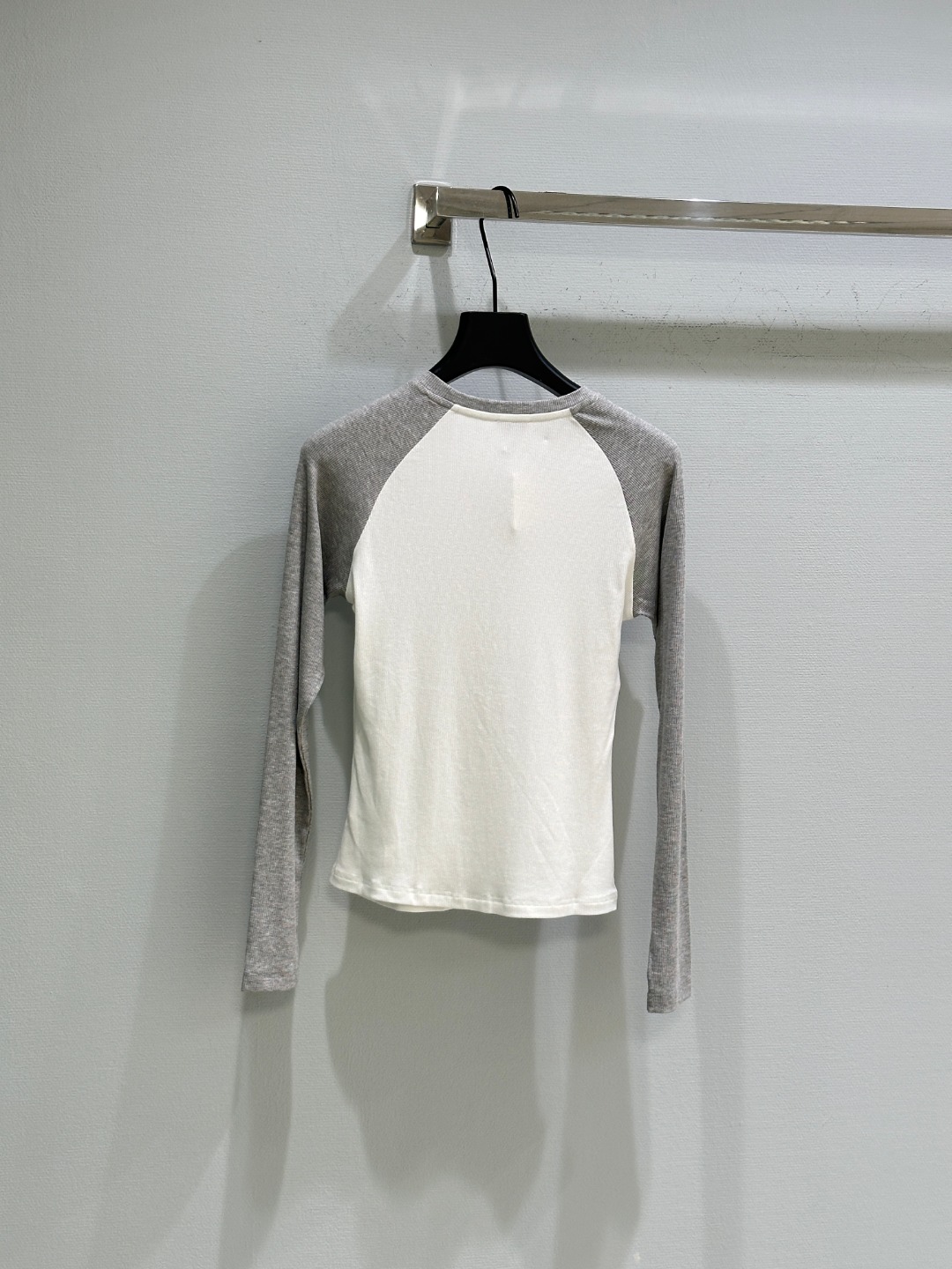 Title: Women’s Single Hard-Core Suit with Embroidered Brand Logo Summary: New SS women’s suit with embroidered logo on neck and sleeves, soft fabric in black and white sizes SML. - 图片 7