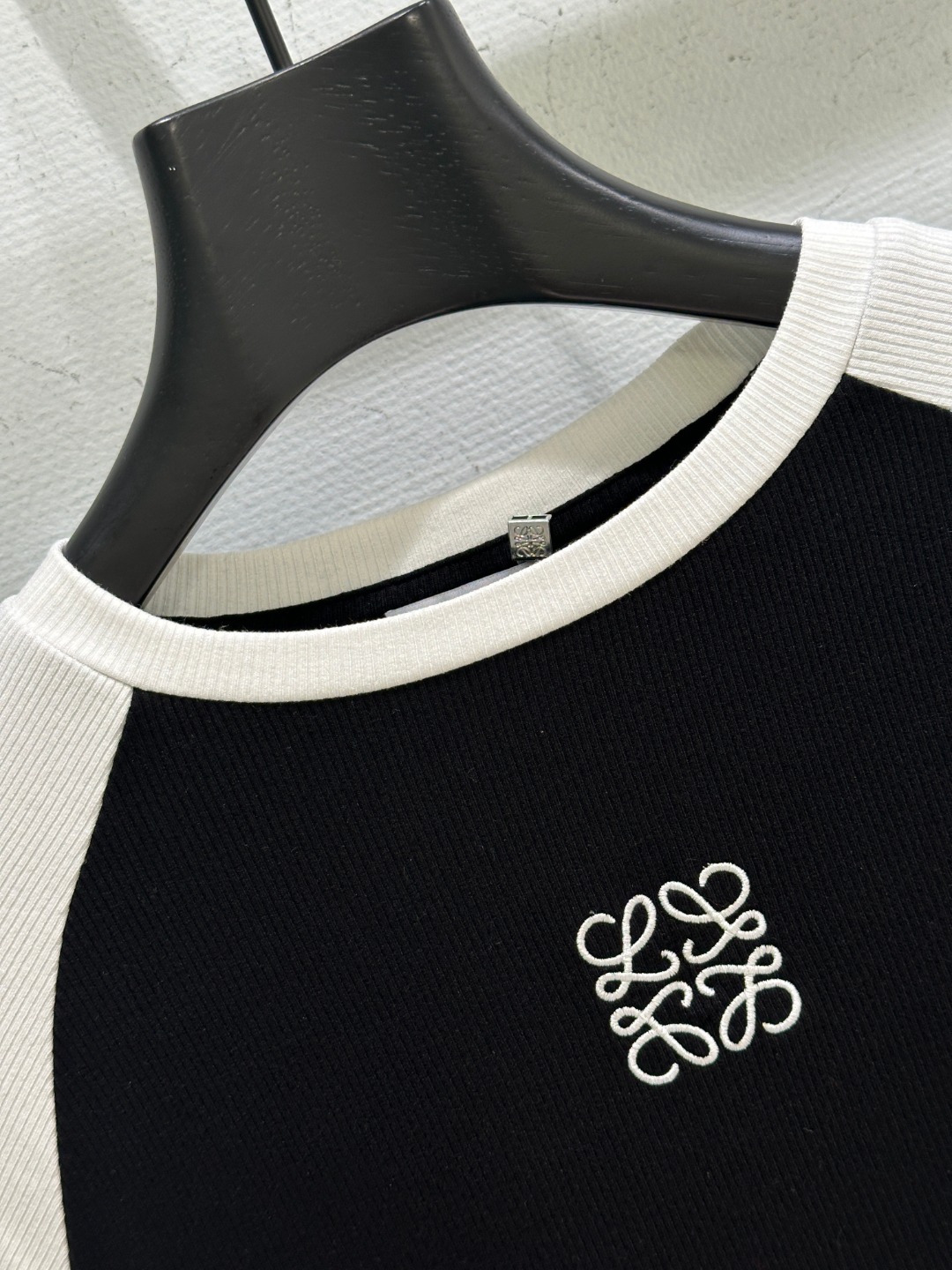 “New Single Women’s Suit: Embroidered Logo, Colorful Design, Soft Fabric, Cozy Style – Black/White SML” - 图片 1