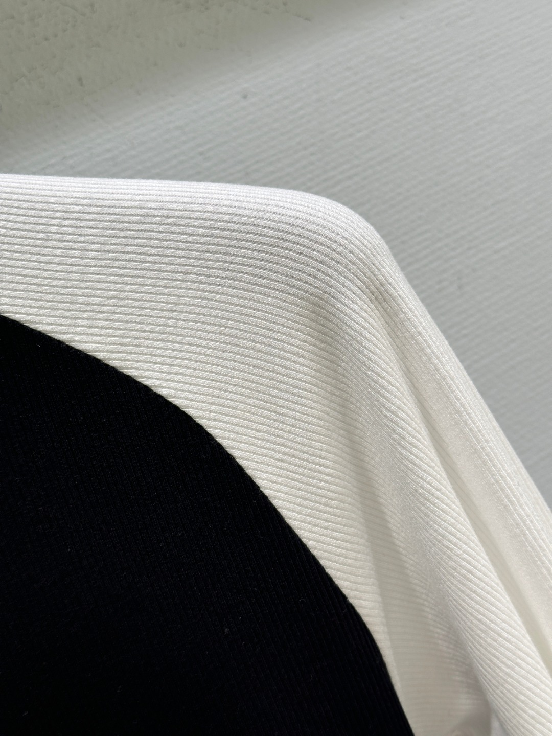 “New Single Women’s Suit: Embroidered Logo, Colorful Design, Soft Fabric, Cozy Style – Black/White SML” - 图片 2