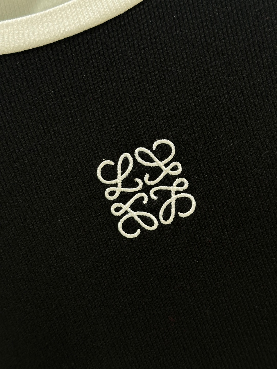 “New Single Women’s Suit: Embroidered Logo, Colorful Design, Soft Fabric, Cozy Style – Black/White SML” - 图片 3