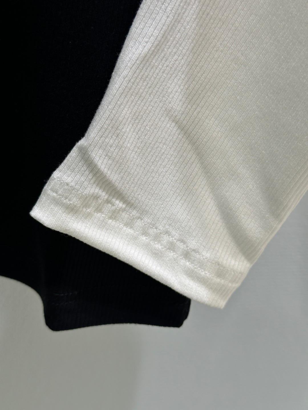 “New Single Women’s Suit: Embroidered Logo, Colorful Design, Soft Fabric, Cozy Style – Black/White SML” - 图片 5