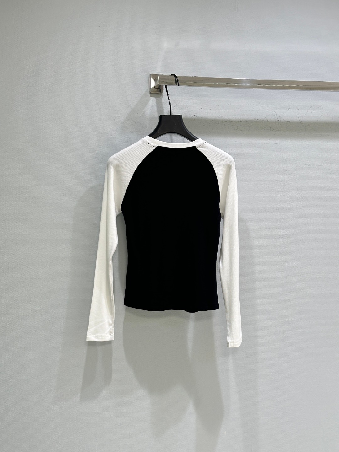 “New Single Women’s Suit: Embroidered Logo, Colorful Design, Soft Fabric, Cozy Style – Black/White SML” - 图片 6