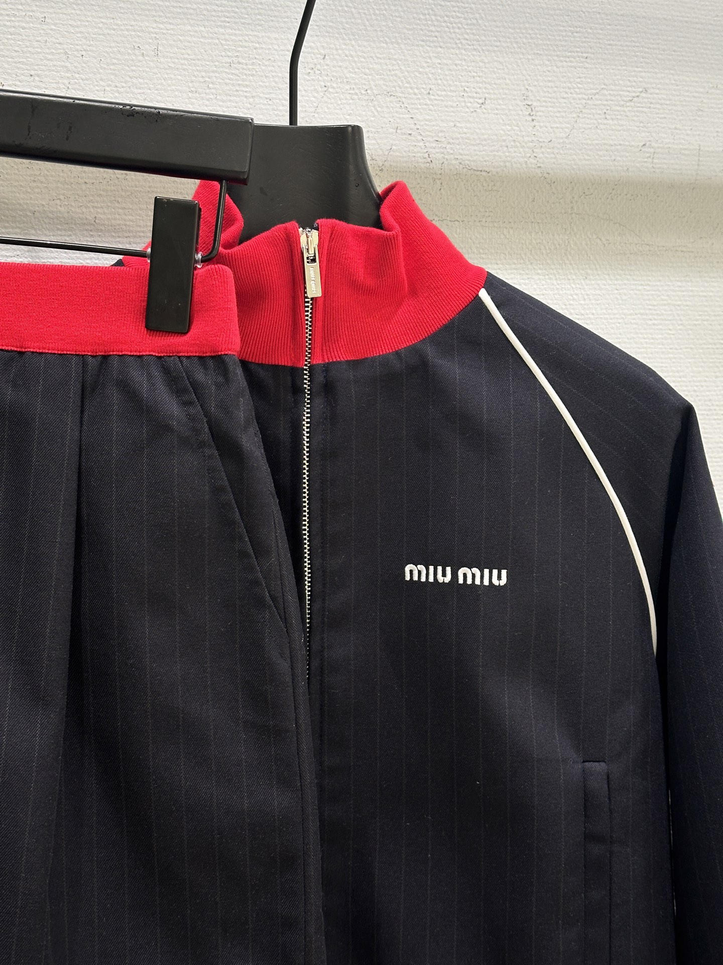 Miu’s Youthful Striped Suit: One-Size-Fits-All with Fine Details for Morning and Autumn - 图片 2
