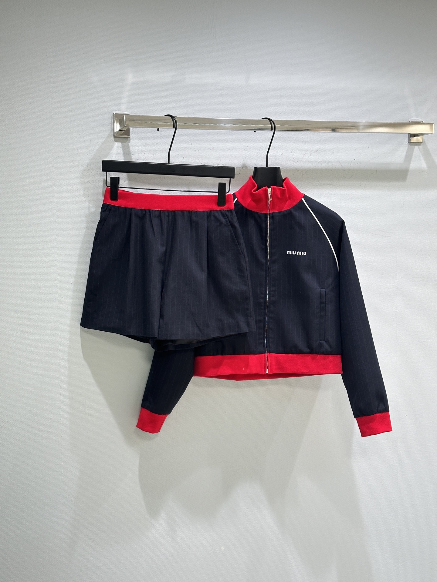 Miu’s Youthful Striped Suit: One-Size-Fits-All with Fine Details for Morning and Autumn - 图片 1