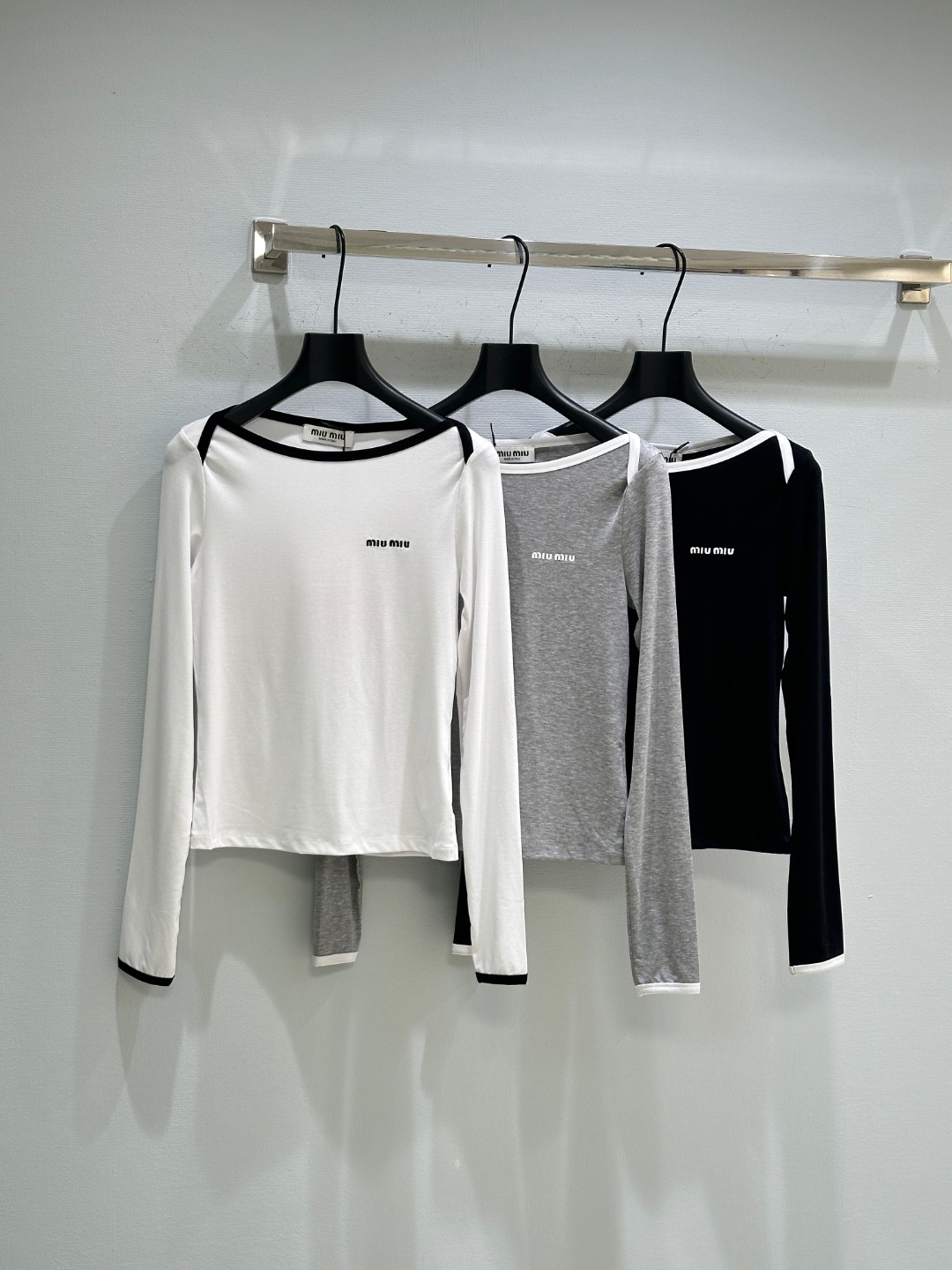 “Stylish Women’s Single Suit with Colored Collars and Embroidered Badge Logo for Autumn Wear” - 图片 1
