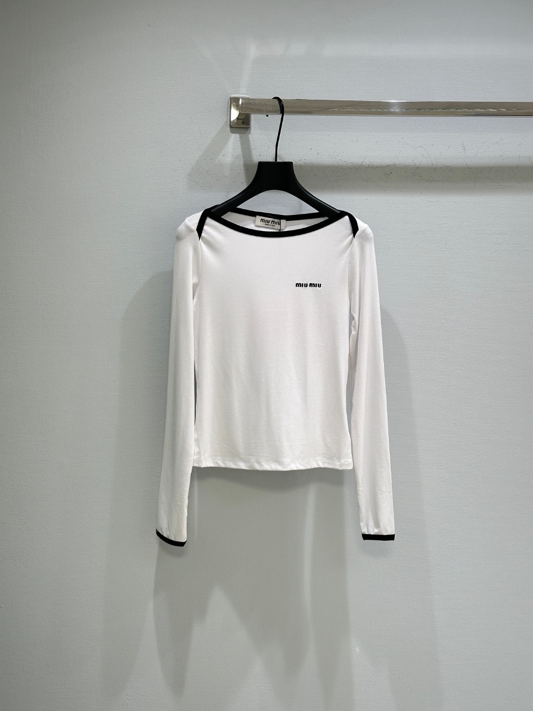 “Stylish Women’s Single Suit with Colored Collars and Embroidered Badge Logo for Autumn Wear” - 图片 4