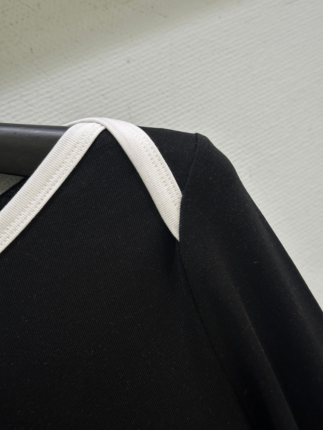 “New SS Women’s Suit with Embroidered Logo, Stylish Collars and Sleeves for Autumn Wear – Gray, Black, White” - 图片 3