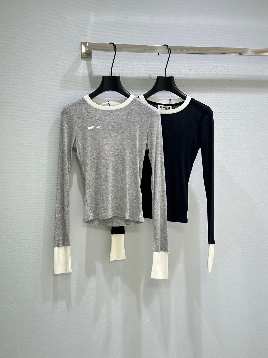 “Women’s Single Suit: White Collage Design, Classic Fashion Integration” - 图片 1