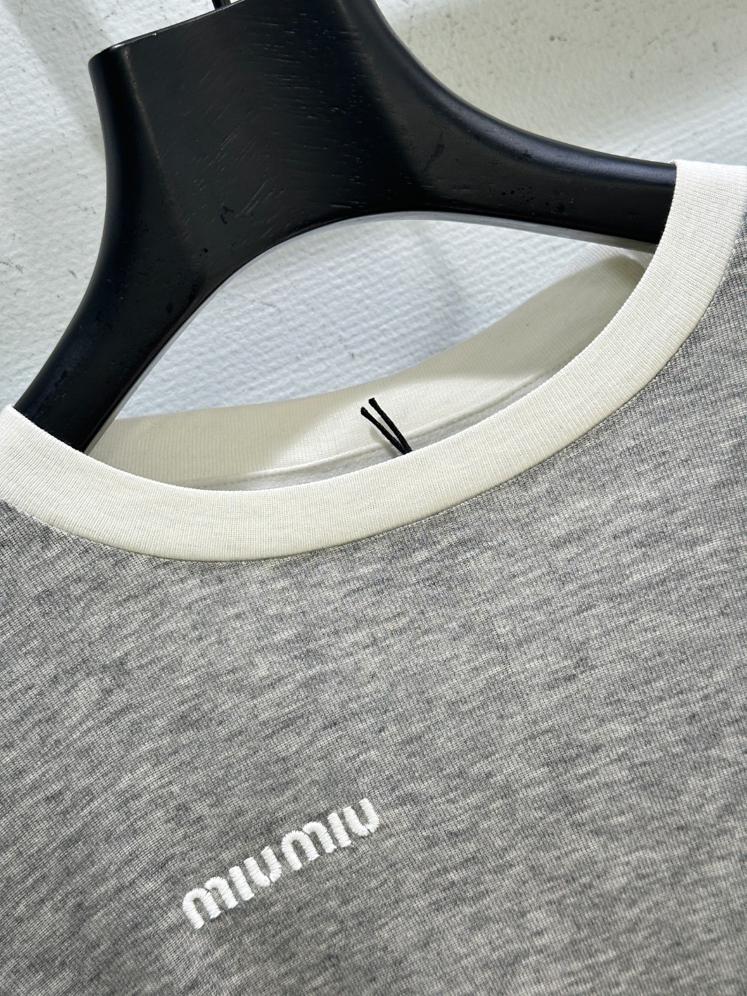 “Women’s Single Suit: White Collage Design, Classic Fashion Integration” - 图片 4