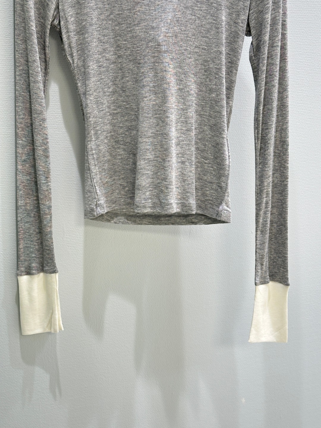 “Women’s Single Suit: White Collage Design, Classic Fashion Integration” - 图片 9