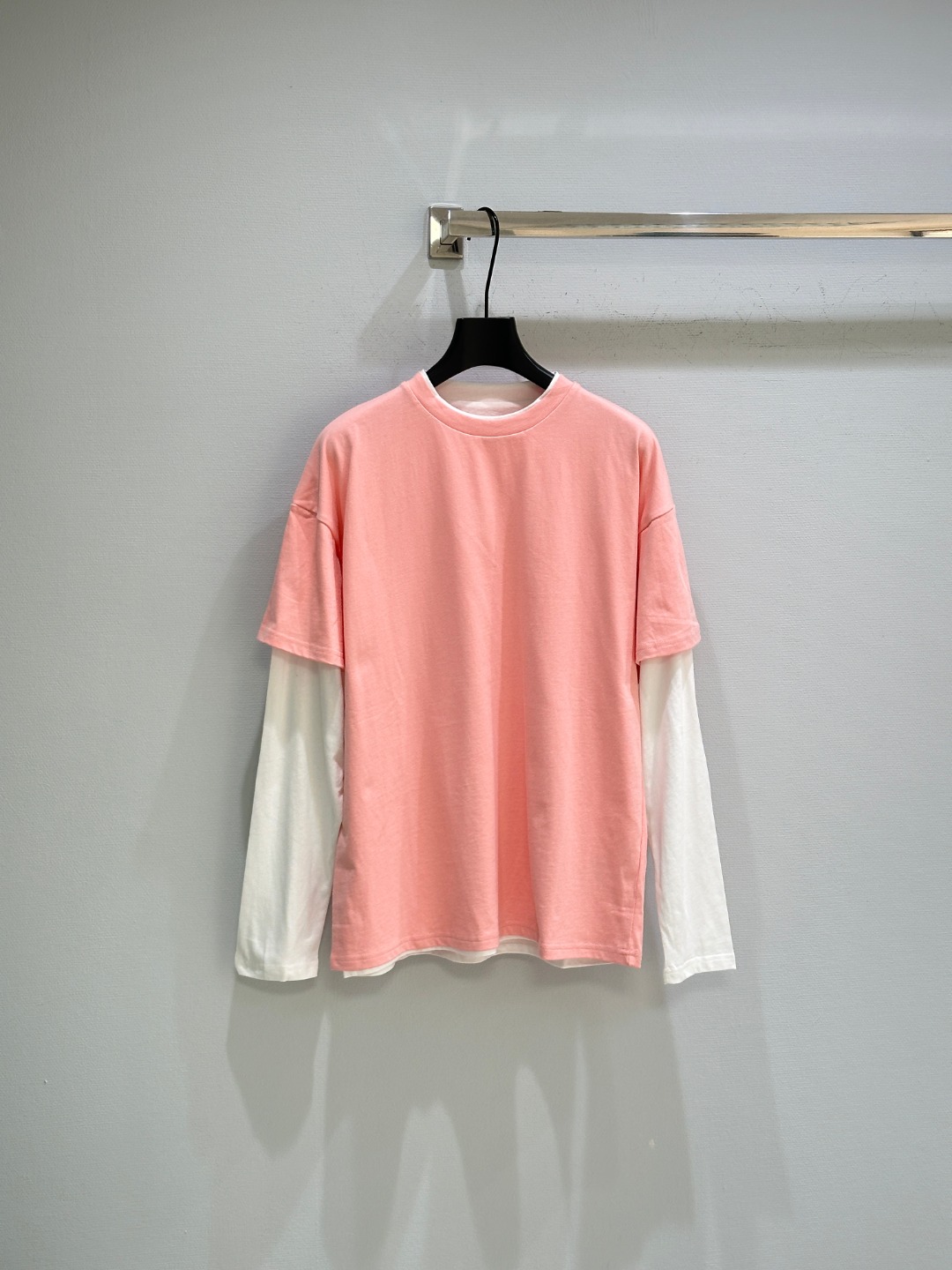 Title: Women’s Hard-Core Suit with Fake Design Details Summary: New JIL suit with fake long sleeves, two-piece design, brand logo, loose fit in gray and pink.