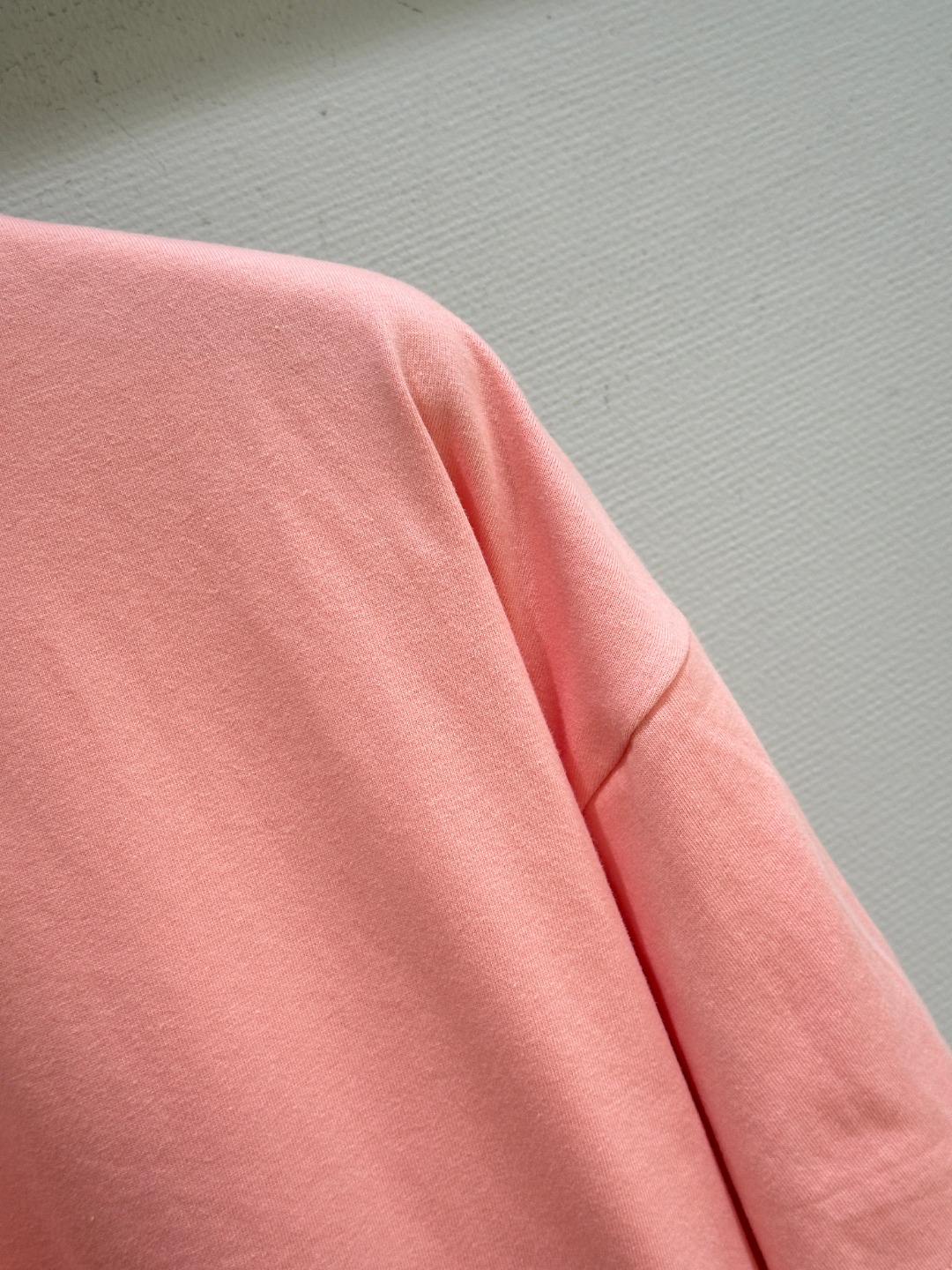 Title: Women’s Hard-Core Suit with Fake Design Details Summary: New JIL suit with fake long sleeves, two-piece design, brand logo, loose fit in gray and pink. - 图片 3