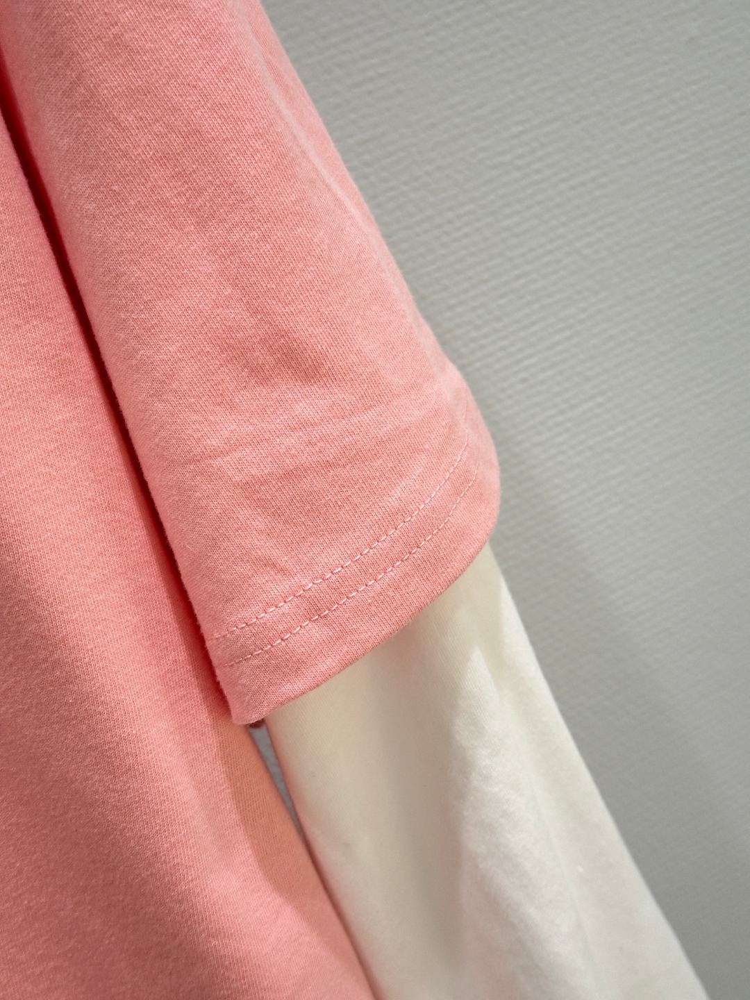 Title: Women’s Hard-Core Suit with Fake Design Details Summary: New JIL suit with fake long sleeves, two-piece design, brand logo, loose fit in gray and pink. - 图片 4