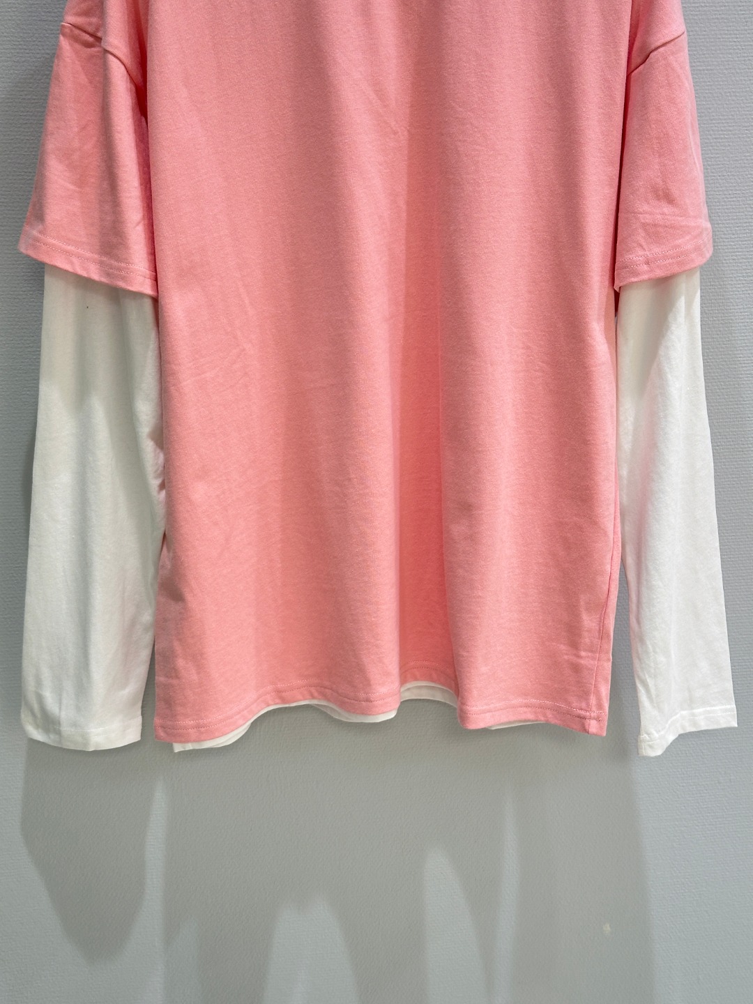 Title: Women’s Hard-Core Suit with Fake Design Details Summary: New JIL suit with fake long sleeves, two-piece design, brand logo, loose fit in gray and pink. - 图片 5
