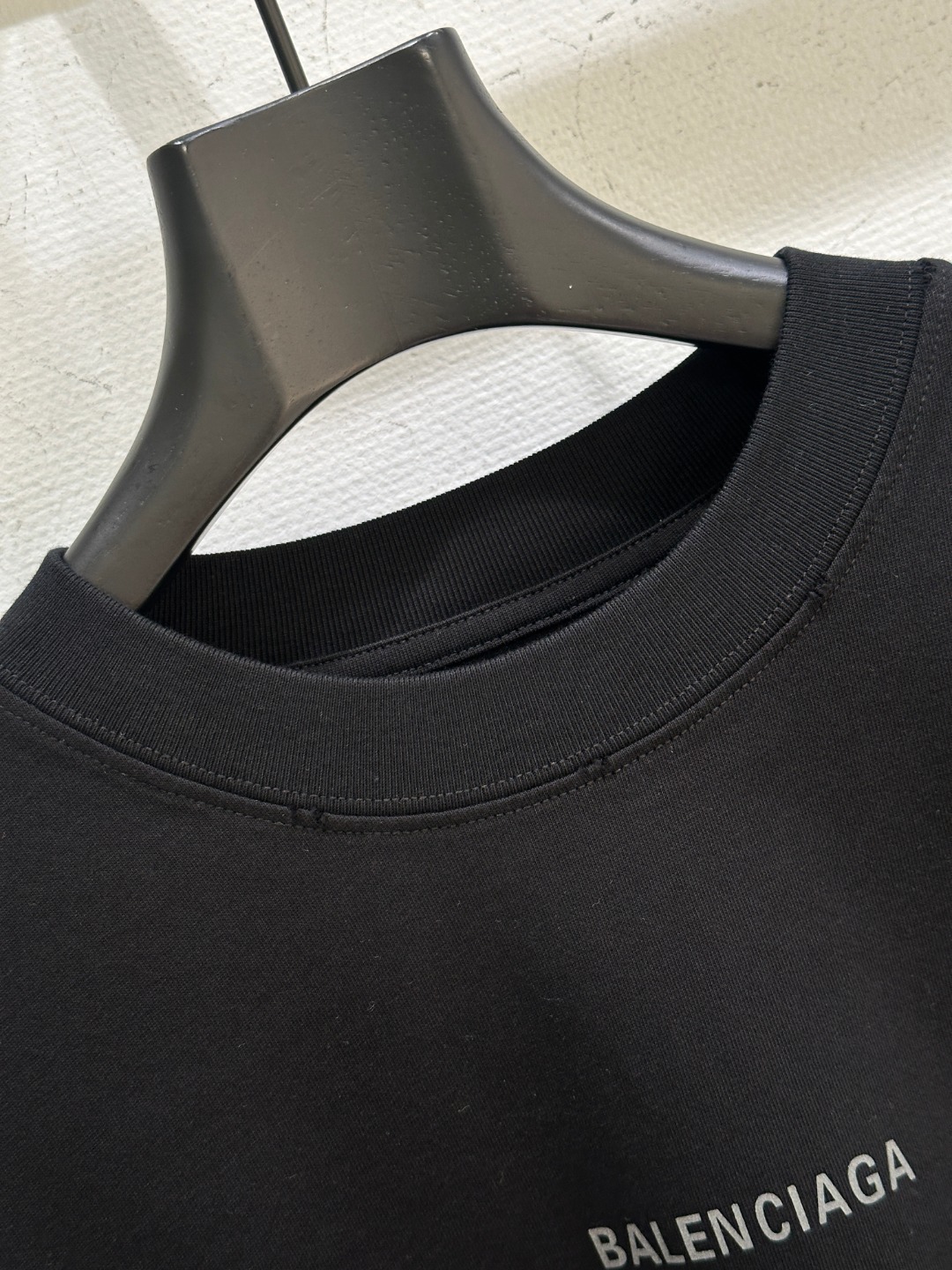 Title: New Baalenciaga Women’s Suit with Circle Design and Brand Logo Summary: Baalenciaga’s latest women’s suit features a circle design, brand logo, and comes in black - 图片 2