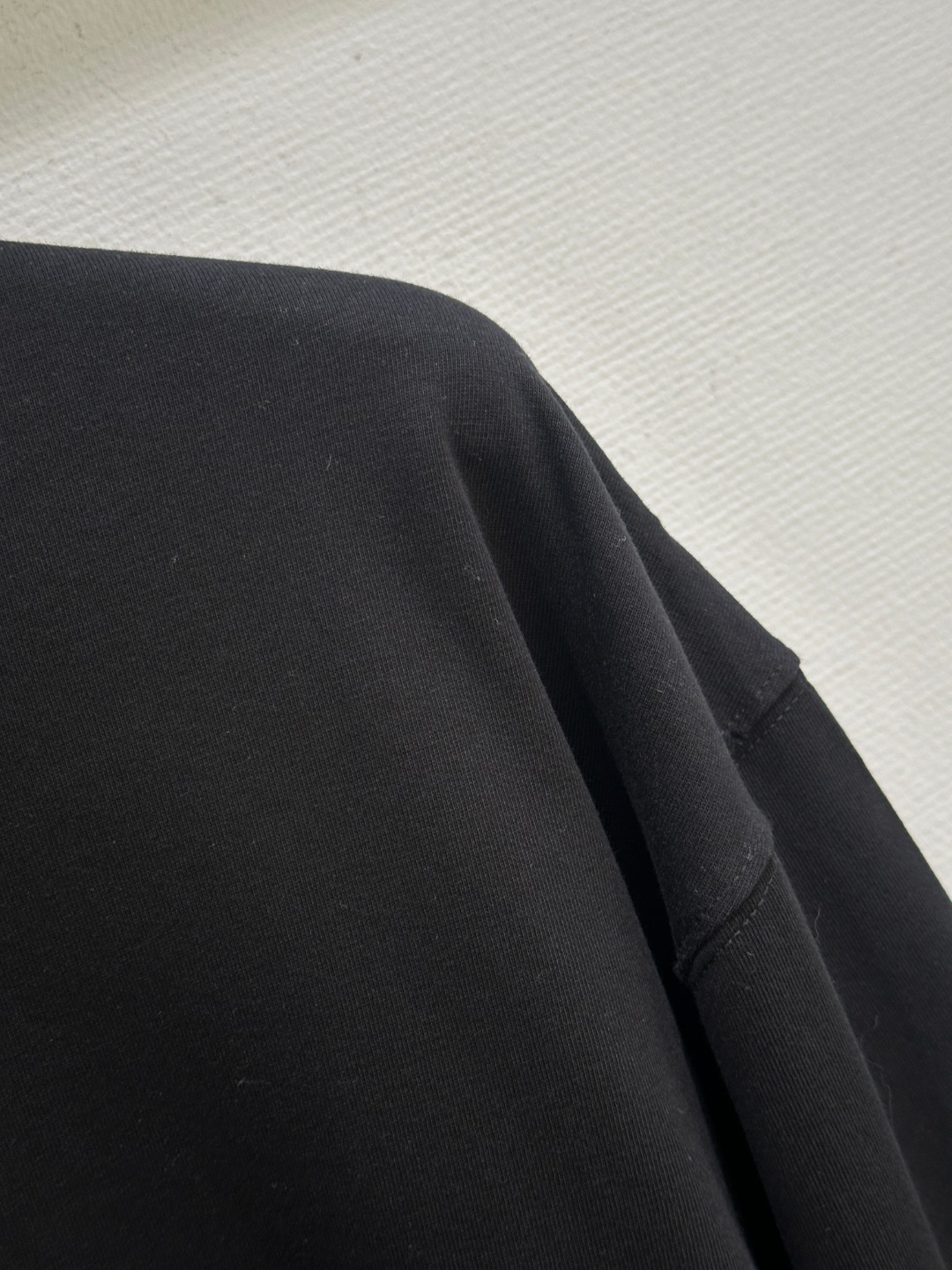 Title: New Baalenciaga Women’s Suit with Circle Design and Brand Logo Summary: Baalenciaga’s latest women’s suit features a circle design, brand logo, and comes in black - 图片 3
