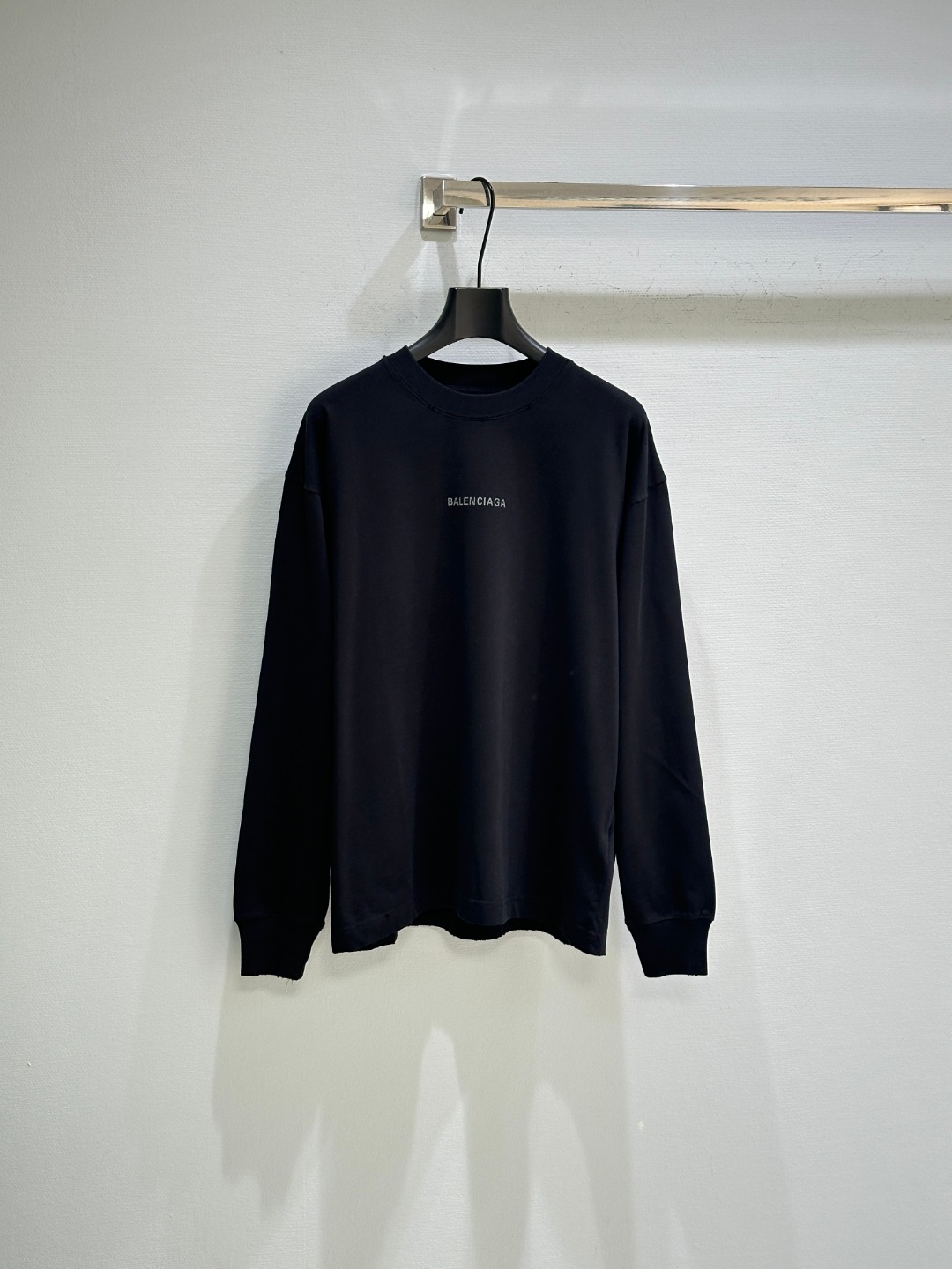 Title: New Baalenciaga Women’s Suit with Circle Design and Brand Logo Summary: Baalenciaga’s latest women’s suit features a circle design, brand logo, and comes in black - 图片 1