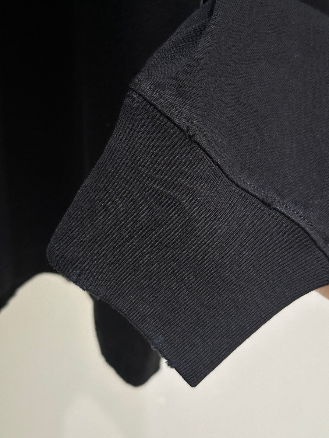 Title: New Baalenciaga Women’s Suit with Circle Design and Brand Logo Summary: Baalenciaga’s latest women’s suit features a circle design, brand logo, and comes in black - 图片 5
