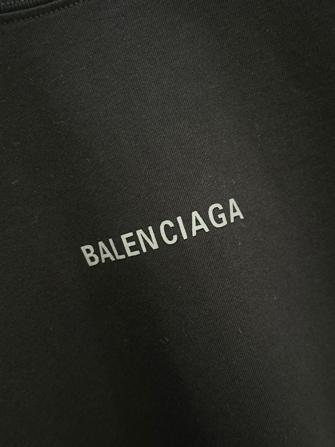 Title: New Baalenciaga Women’s Suit with Circle Design and Brand Logo Summary: Baalenciaga’s latest women’s suit features a circle design, brand logo, and comes in black - 图片 4